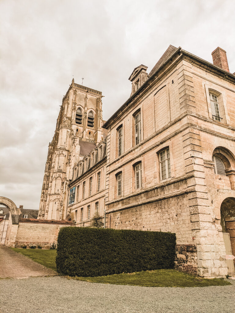 L&rsquo;Abbaye de Saint-Riquier dans la Baie de Somme