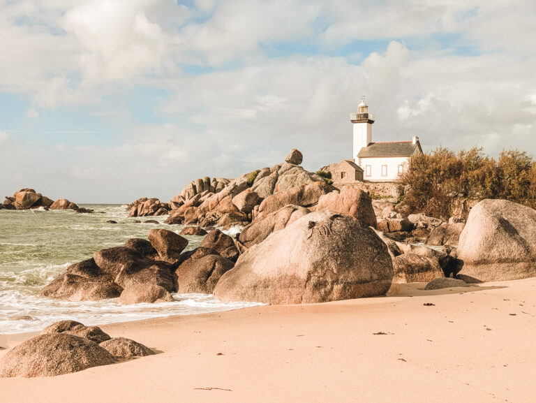 Le phare de Pontusval : un décor emblématique du Finistère